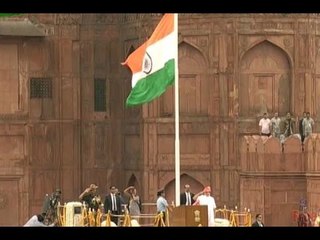 Tải video: PM Modi unfurls Tricolour at Red Fort to mark 70th Independence Day celebration