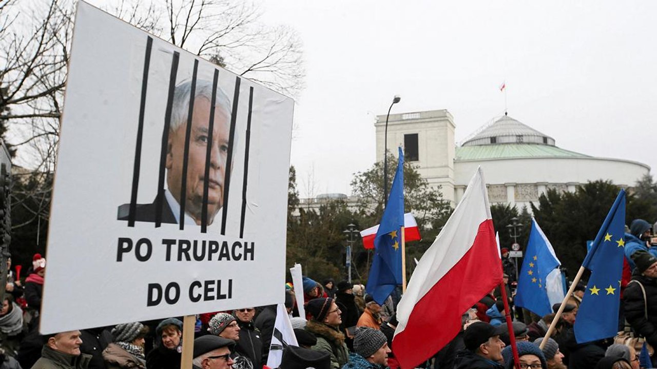 Polonia: nuovo avvertimento Ue su stato di diritto, a Varsavia non si ferma la protesta