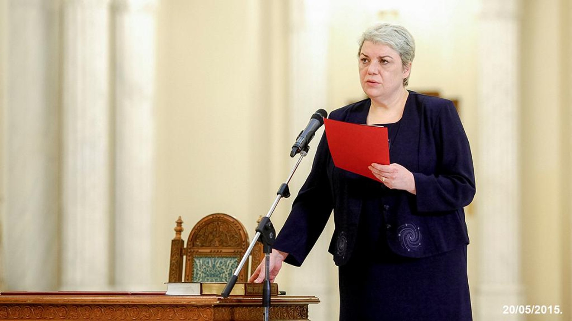 ⁣Румунія: соціал-демократи висунули у прем'єри жінку-мусульманку