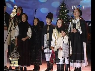 Leontina Farcas si grup de colindatori .