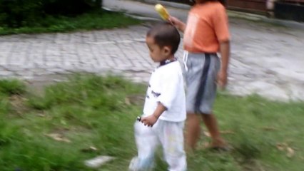 Adelio Mainan di Dekat Makam