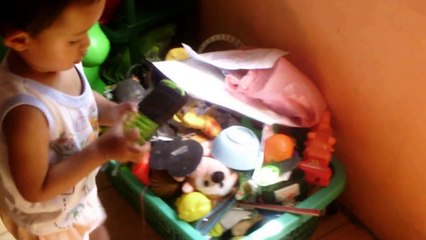 Adelio Mainan di kamar sendirian