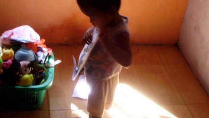 Adelio Mainan Lihat Tawon Takut