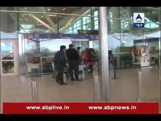 Video herunterladen: Demonetisation: Amount worth Rs 15 lakh to Rs 50 lakh recovered from a man at Delhi airpor