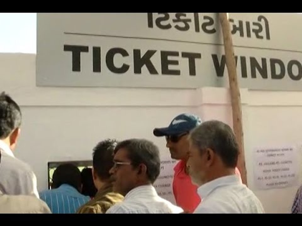 Ticket buyers suffer in Rajkot due to demonetisation of Rs 500,Rs 1,000 currency