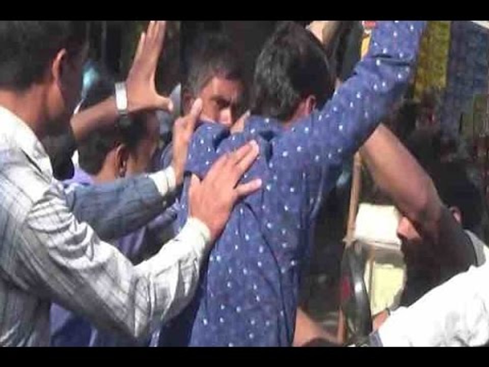 Agra: Scuffle breaks out between two groups over queue outside bank