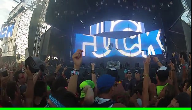 Steve Aoki jette un gateau sur un fan en chaise roulante en plein concert... Cible atteinte!