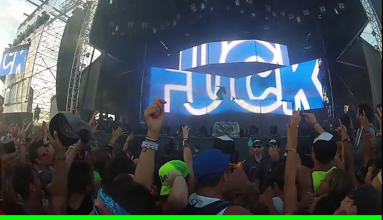 Steve Aoki jette un gateau sur un fan en chaise roulante en plein concert... Cible atteinte!