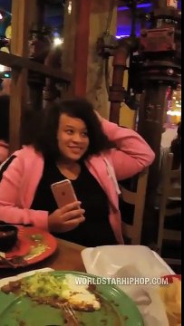 Il donne 300 dollars de pourboire pour l'anniversaire d'un serveur ! Regardez sa réaction