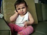 Quand ta fillette t'imite au téléphone... Trop adorable!