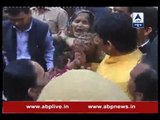 Woman raises slogans against PM Modi while Manoj Tiwari asked people their problems