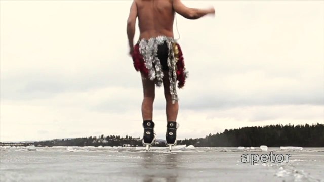 En caleçon sur un lac gelé en Norvège avec de la vodka.. Joyeux Noel !