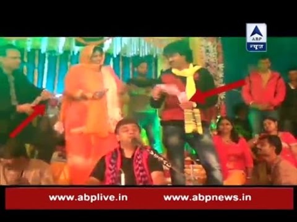 Singer showered with new 2000-rupee notes in a devotional programme