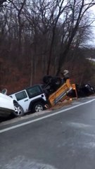 Pas, 1 ni 2, ni 3 mais 5 véhicules dans le fossé à cause du verglas. Tous au même endroit!