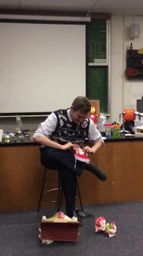 Ce prof reçoit des chaussures Vans par ses élèves à Noël