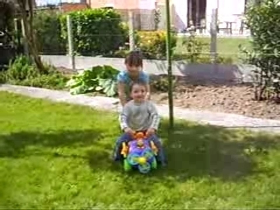 Cousin/cousine dans le jardin