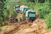 EXTREME TRUCK DRIVERS , DANGEROUS ROAD , Amazing Trucks driving skills