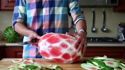 Lác mắt với bí quyết gọt vỏ dưa hấu