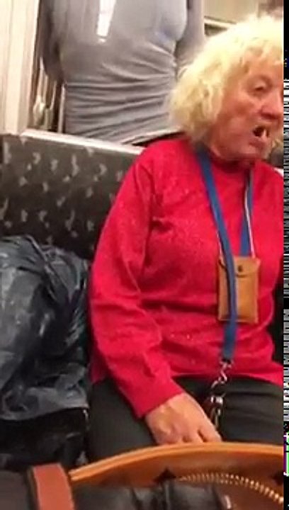 Une mamie joue avec son dentier