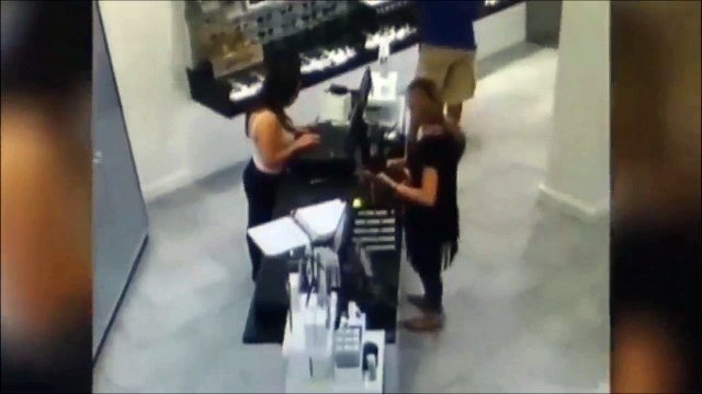 battery from vaporizer causes woman's purse to burst into flames