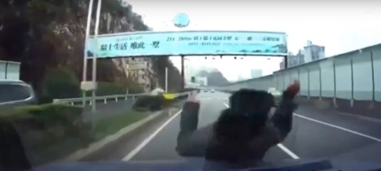 Dikkatsiz yaya kazaya neden oldu