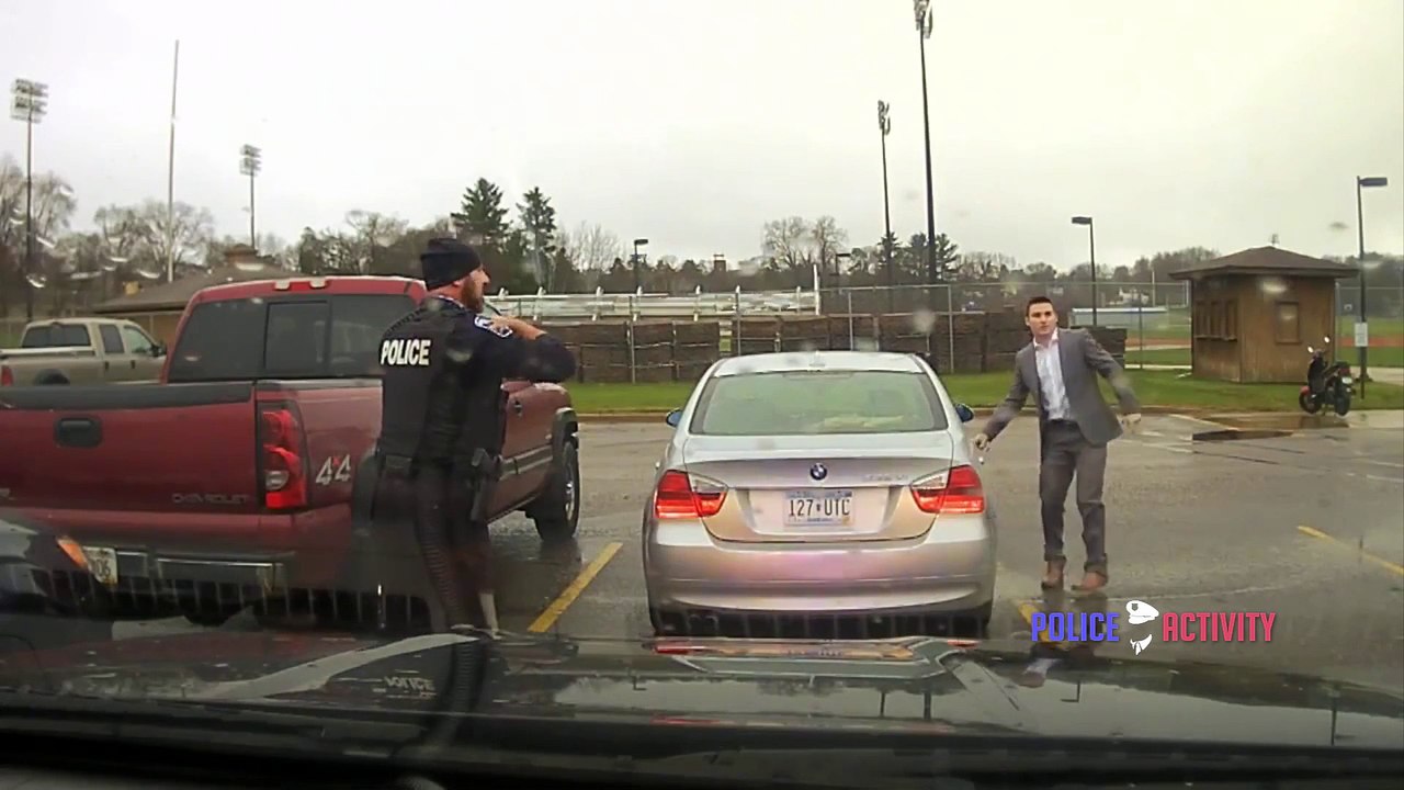 Un policier fait le noeud de cravate d'un étudiant