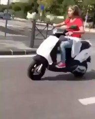 Motosikletin anasını ağlatan abla