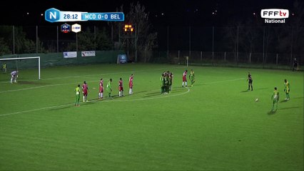 Coup franc plein axe directement dans le mur