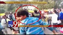 Angry customers thrash Bank Employees over failure to dispense cash - TV9
