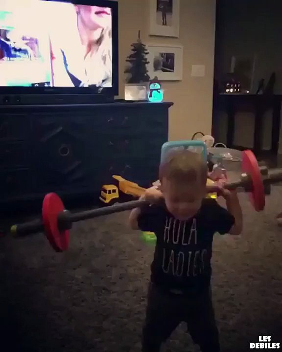 Un enfant qui soulève des altères