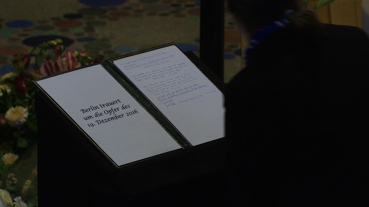 Attentat: les Berlinois signent le livre des condoléances
