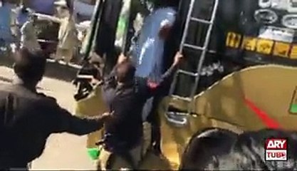Footage of a horrible bus accident in Karachi
