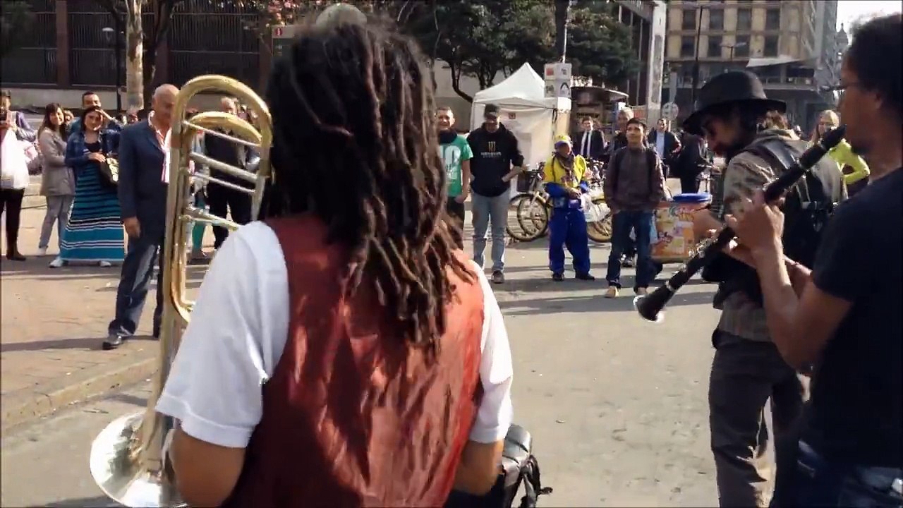 Un Gruppo di Artisti di Strada è riuscito ad Attirare non solo la Gente che Passava di là, ma anche un Simpatico Spettat