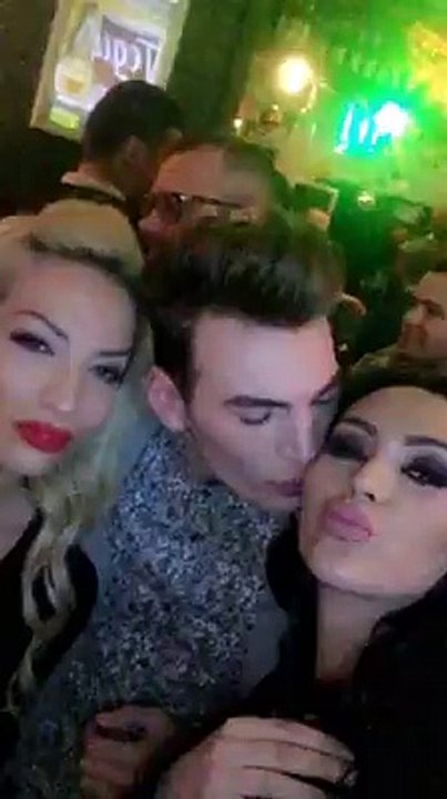 Dy shoqe një ‘frajer’