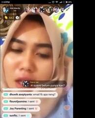 Cewe Cantik Ini Lagi Curhat