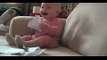 Bébé qui rigole au bruit du papier déchiré !! - Baby laughing at ripped paper !!