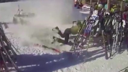 Un homme en ski arrive un peu trop vite à la station !