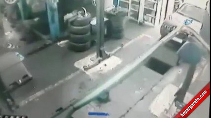 Oto teknisyeni tamirhane kanalına düştü