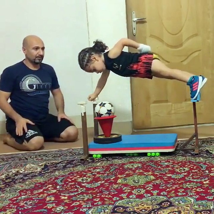 Incroyable: cette petite fille de 3 ans fait des pompes d'adultes