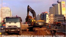 Excavateurs, bulldozers et camions-bennes au travail son et bruit