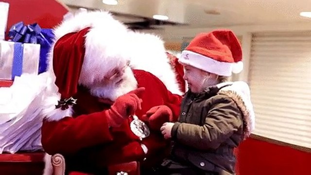 Le Père Noel utilise le langage des signes pour demander ce que veut cette fille