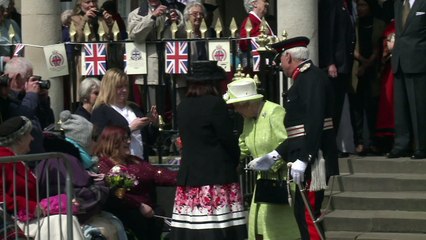 Reina de Inglaterra emprende el viaje que pospuso por enfermedad