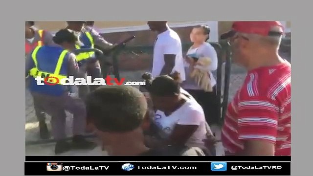 Mujer golpea a periodista en entregas de cajas navideñas-Video