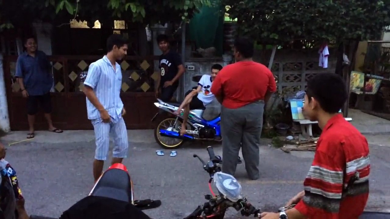 Humour: Il balaie son ami d'un coup de pied stratosphérique