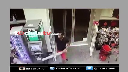 Insólito: Ladrón roba tienda con un pedazo de madera como arma-Video