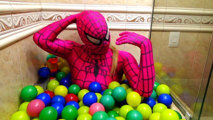 Download Video: Spiderman Bath Time with Frozen Elsa, Hulk, Joker & Pink Spidergirl - Superheroes Movie In Real Life-rkMKUEsVkTk