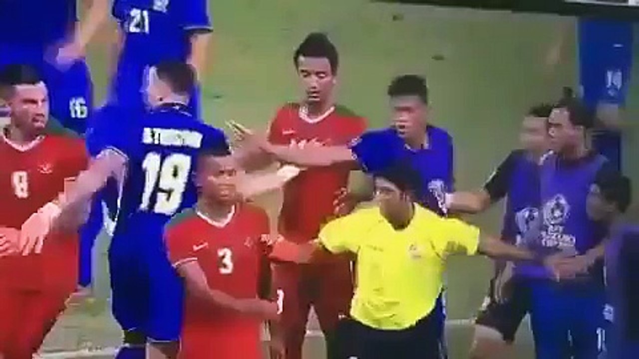 HEBOH!!! inilah yang terjadi setelah Abdul Lestaluhu menerima kartu merah..