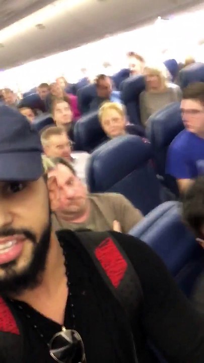 Viré de l'avion parce qu'il parlait arabe?? Pas du tout, il voulait juste faire le buzz...