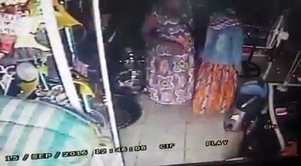 ELLE VOLE UNE TÉLÉ ÉCRAN PLASMA