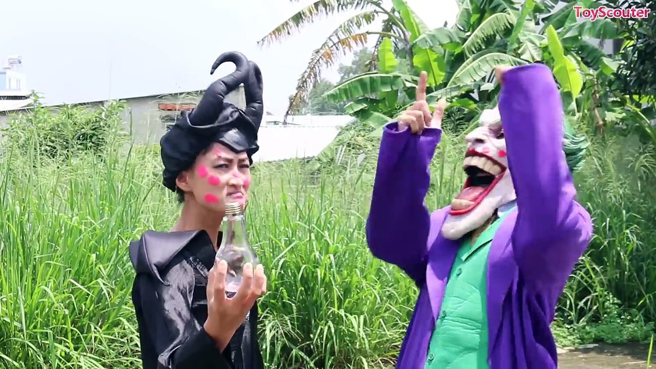 Frozen Elsa Bee Stings Spiderman! w/ Spidergirl, Venom, Joker & Maleficent in Real Life